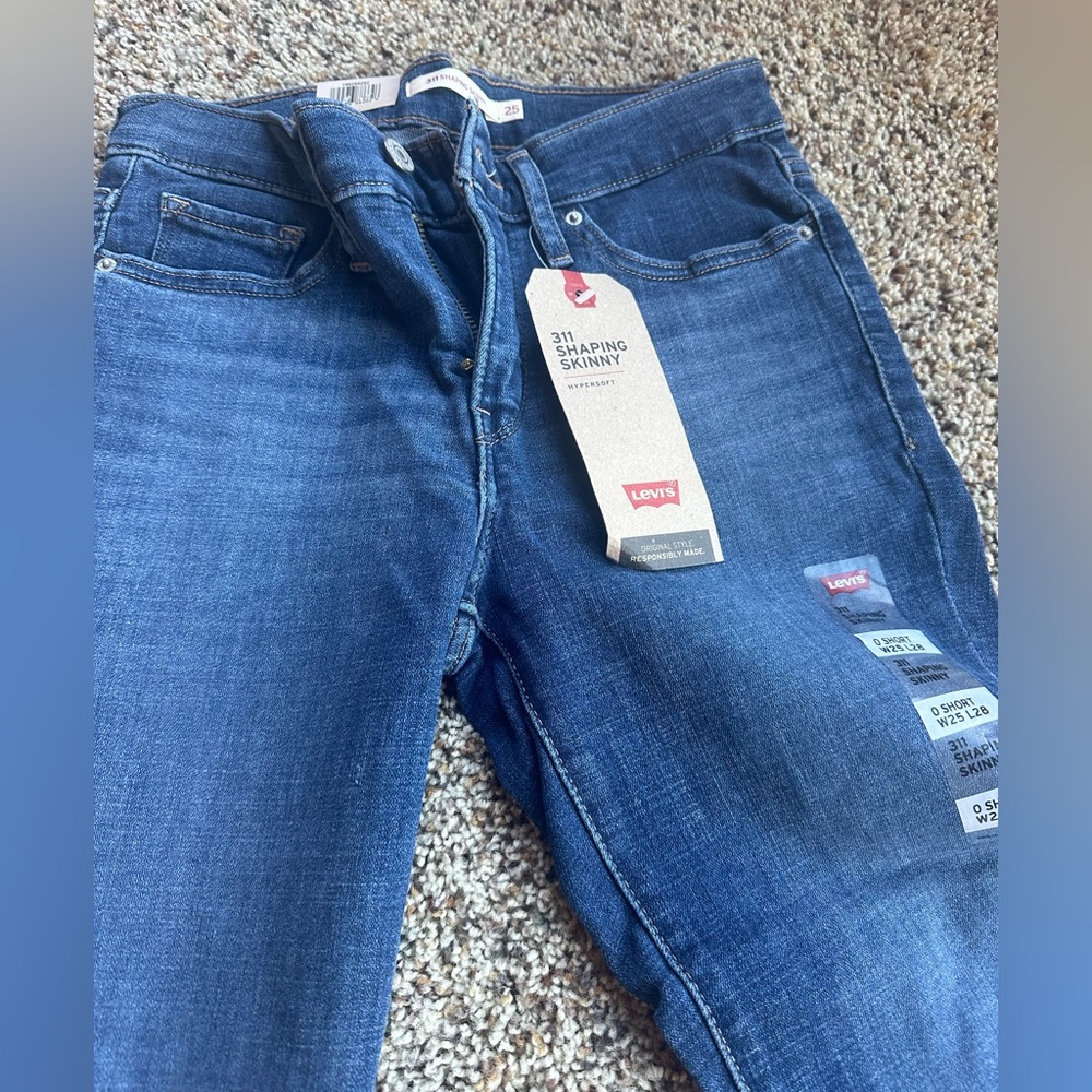 NWT Levi’s 311 Shaping Skinny jeans. Size 25 / Size 0. Medium wash.